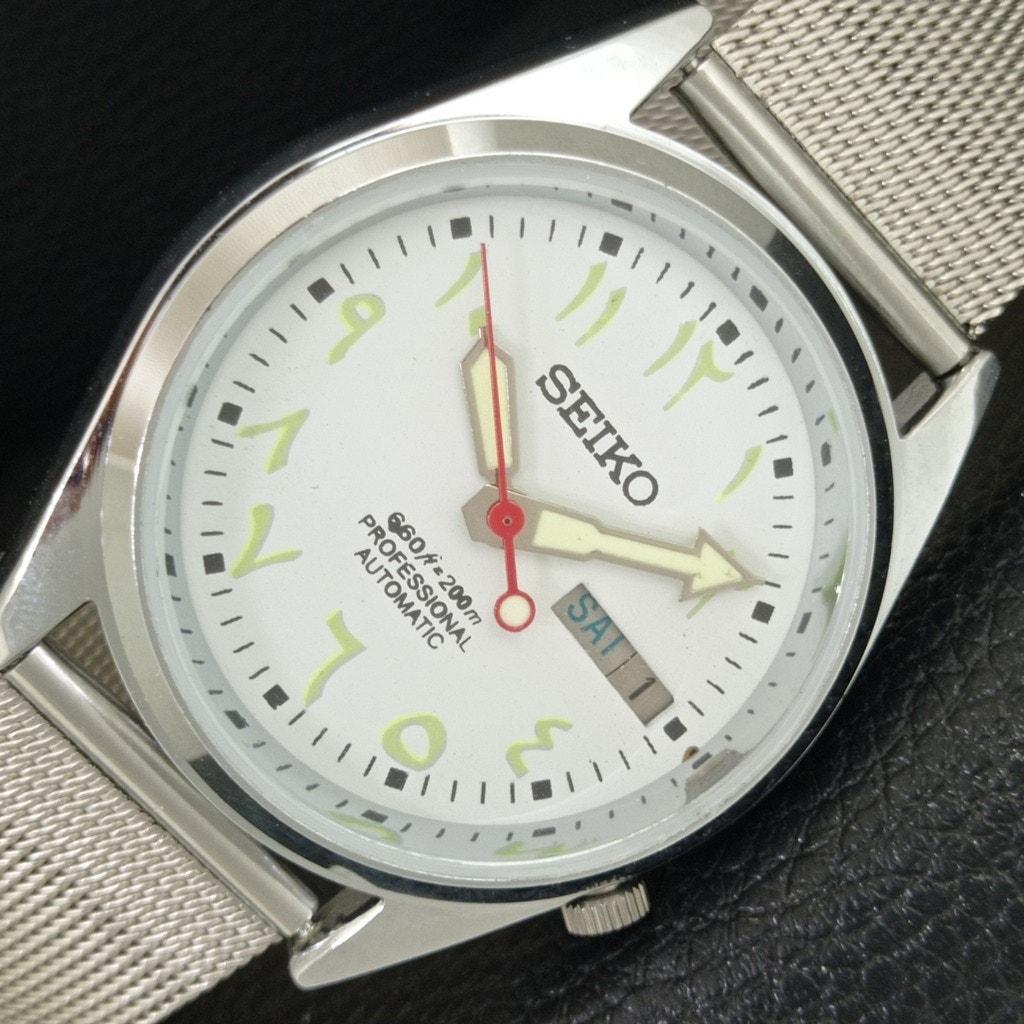Vintage 1982 Seiko Automatic Mens Silver Watch WDaydate  Red Accents
